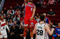 开云体育官网-独行侠后场狂轰40+，轻松擒下篮网，终结连败