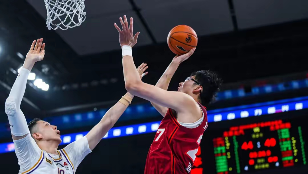 天津队横扫广州队，王哲林带队取胜的简单介绍