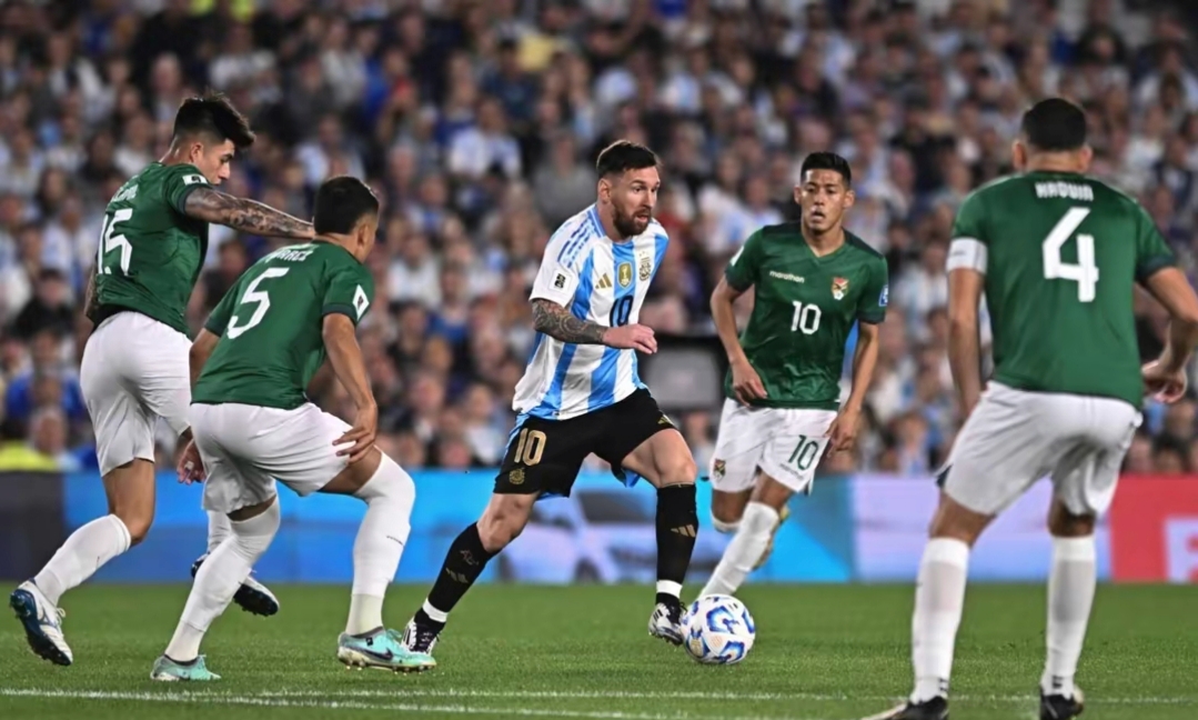 西班牙完胜那不勒斯,梅西统治全场 西班牙完胜那不勒斯,梅西统治全场