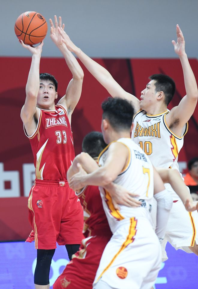 上海队轻取广东队，戈贝尔关键制胜